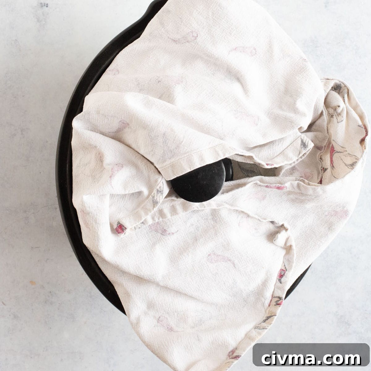 Tea towel under a slow cooker lid.